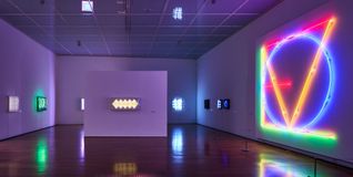 Ausstellungseinblick mit Werken von Werner Bauer, Hans Kotter,
Betty Rieckmann (Ausschnitt), Yoshiyuki Miura, François Morellet,
Hans Schork, Grazia Varisco, Maurizio Nannucci © VG Bild-Kunst,
Bonn 2026 / KünstlerInnen